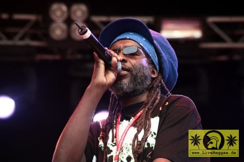 Macka B (UK) with The Royal Roots Band 13. Chiemsee Reggae Festival - Übersee - Main Stage 18. August 2007 (7).JPG
